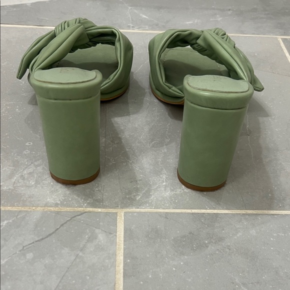 Elegant Women's Green Knotted Heels - Picture 4 of 5